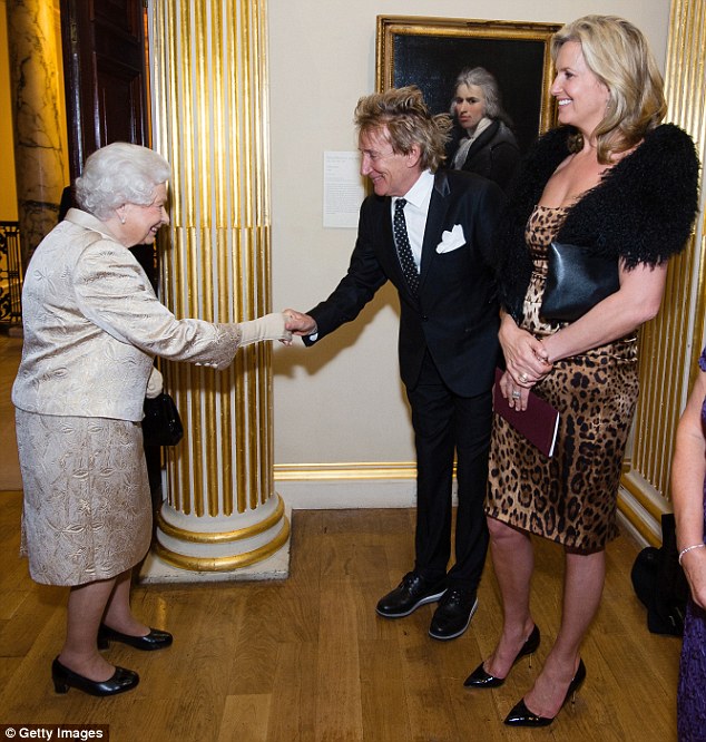 395033e800000578-3832394-queen_e_the_star_bowed_as_he_shook_hands_with_the_queen_ahead_of-m-22_1476220460975