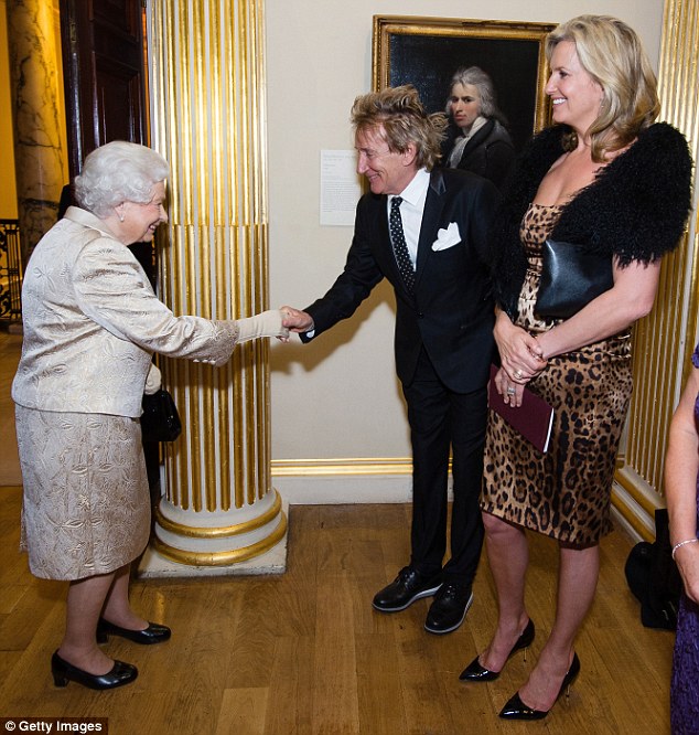 395033e800000578-3832394-queen_e_the_star_bowed_as_he_shook_hands_with_the_queen_ahead_of-m-22_1476220460975