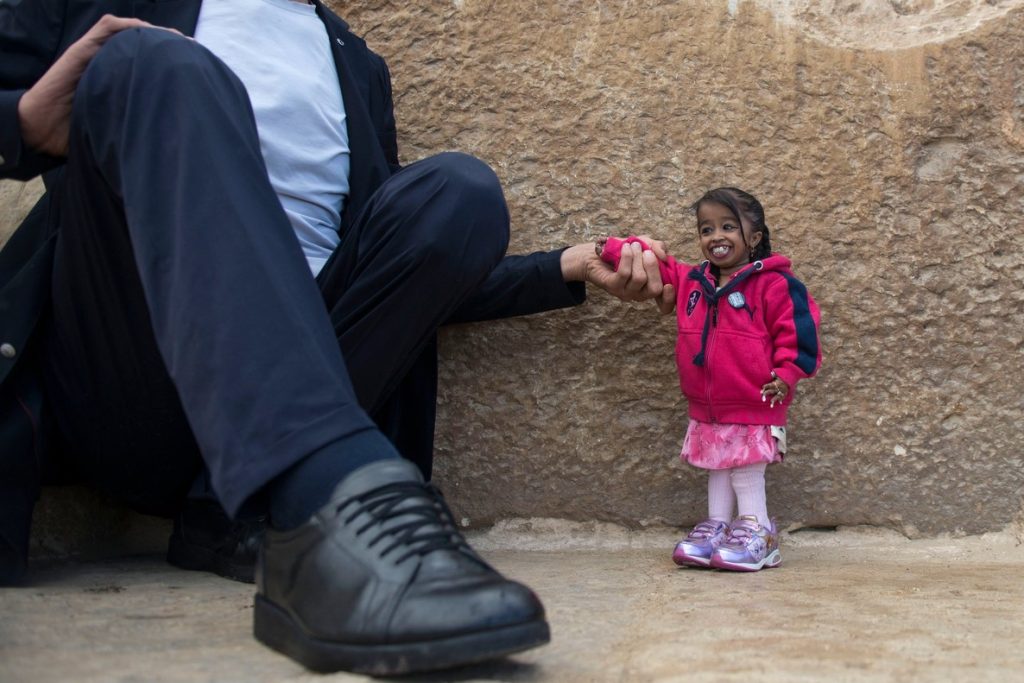 EPA7090. GUIZA (EGYPT), 01/26/2018.- La mujer más pequeña del mundo, la hindú Jyoti Amge, y el hombre más alto del mundo, el turco Sultan Kosenposan para una foto frente a la Pirámide de Guiza (Egipto) hoy, 26 de enero de 2018. Kosen, de 2,43 m y Amge, de 62,8 m, están de visita en Egipto para promover el turismo en el país. EFE/ Mohamed Hossam