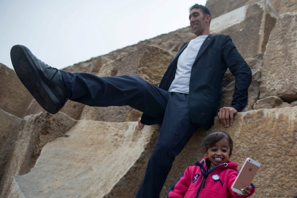 EPA7090. GUIZA (EGYPT), 01/26/2018.- El hombre más alto del mundo, el turco Sultan Kosen, y la mujer más pequeña del mundo, la hindú Jyoti Amge, posan para una foto frente a la Pirámide de Guiza (Egipto) hoy, 26 de enero de 2018. Kosen, de 2,43 m y Amge, de 62,8 m, están de visita en Egipto para promover el turismo en el país. EFE/ Mohamed Hossam
