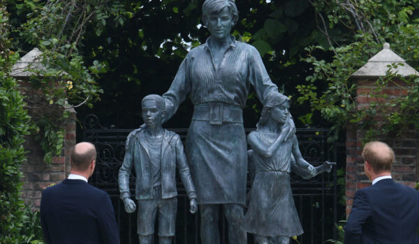 Los príncipes William y Harry inauguran la estatua de la princesa Diana de Gales, en directo