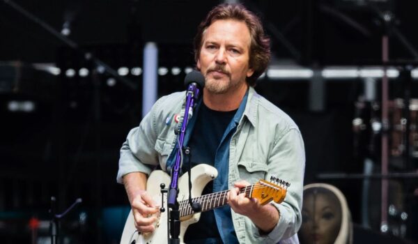 EDDIE VEDDER PRESENTA SU NUEVO SINGLE “BROTHER THE CLOUD” DE SU ÁLBUM SOLISTA “EARTHLING”