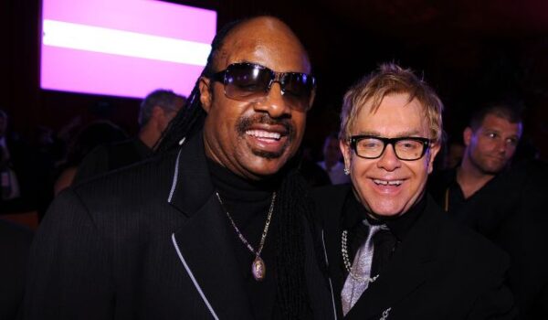 Elton John y Stevie Wonder celebran el espíritu humano en el video de ‘Finish Line’