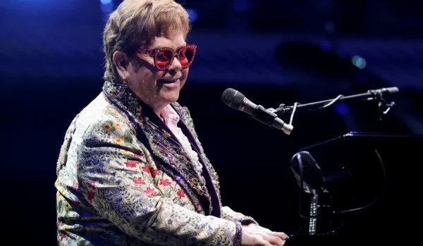 Los 75 de Elton John: Breve recorrido por su trayectoria musical y su vida personal