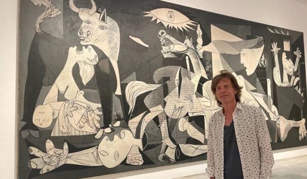 Mick Jagger compartió una foto junto al Guernica y desató una polémica
