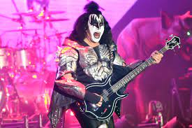 Gene Simmons vocalista de KISS, se descompensa en concierto y termina el show sentado