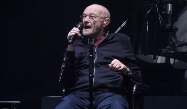 Phil Collins fue hospitalizado por cirugía