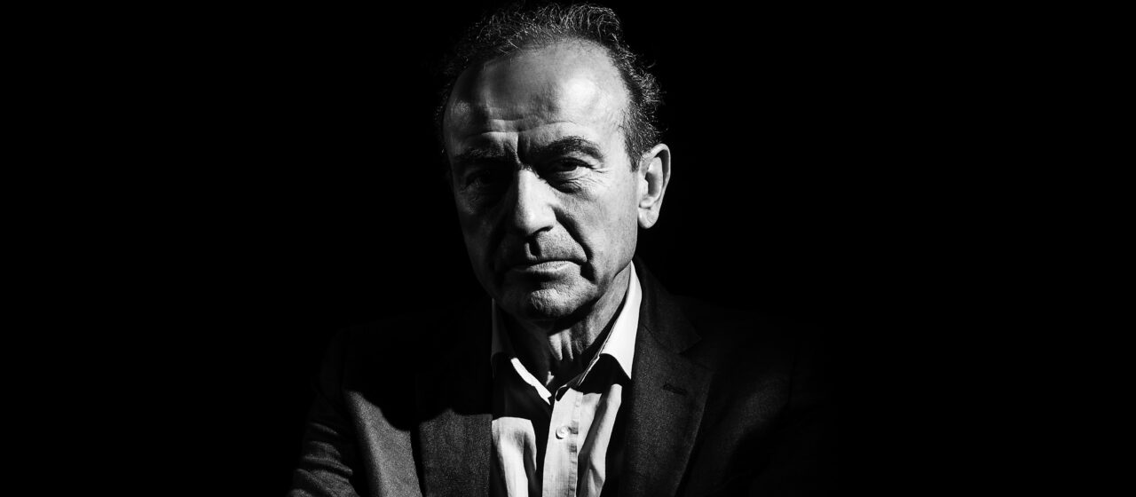 Hoy cumple años Hugh Cornwell, la voz y guitarra que lideró a The Strangler