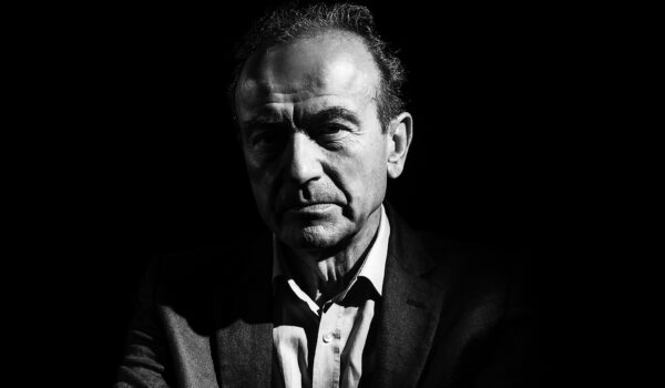 Hoy cumple años Hugh Cornwell, la voz y guitarra que lideró a The Strangler