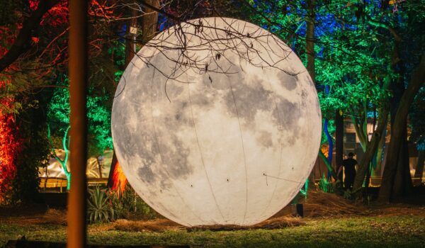 Aura Lumina extiende su temporada y transforma las noches de Asunción
