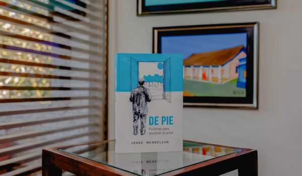 Jorge Mendelzon presenta “De Pie. Palabras para sostener el alma”, un libro sobre esperanza y resiliencia